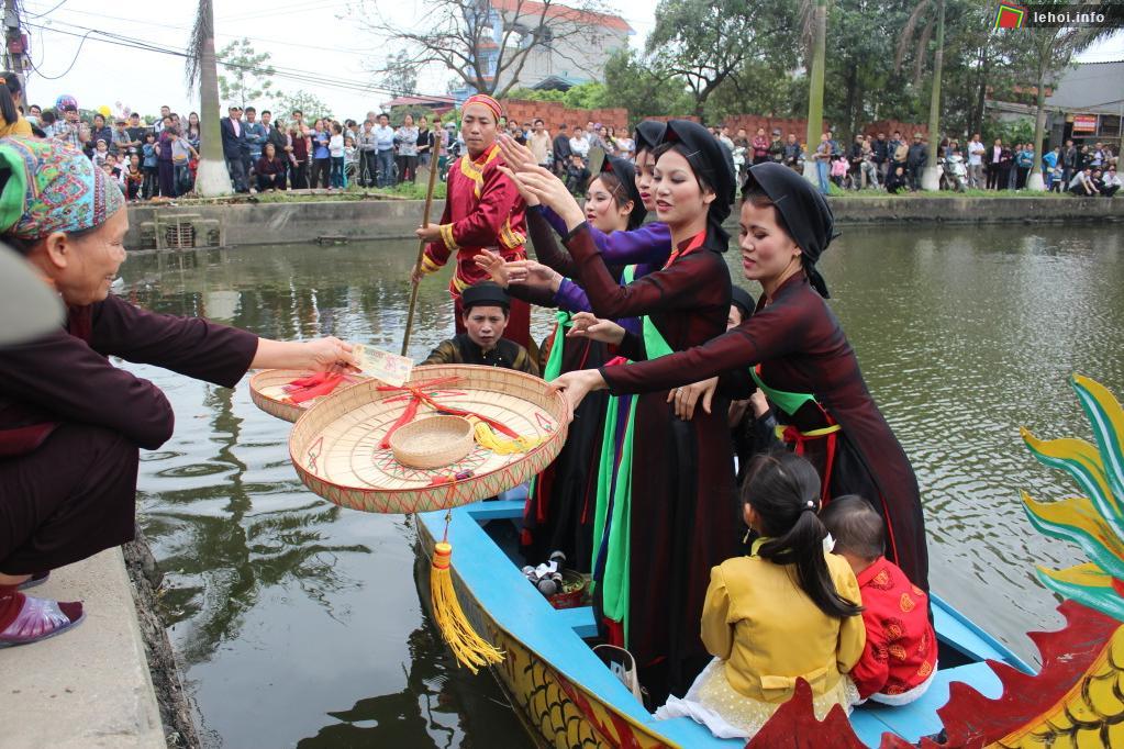 Các liền anh liền chị hát Quan họ trên thuyền trong ngày Hội làng Trịnh Nguyễn