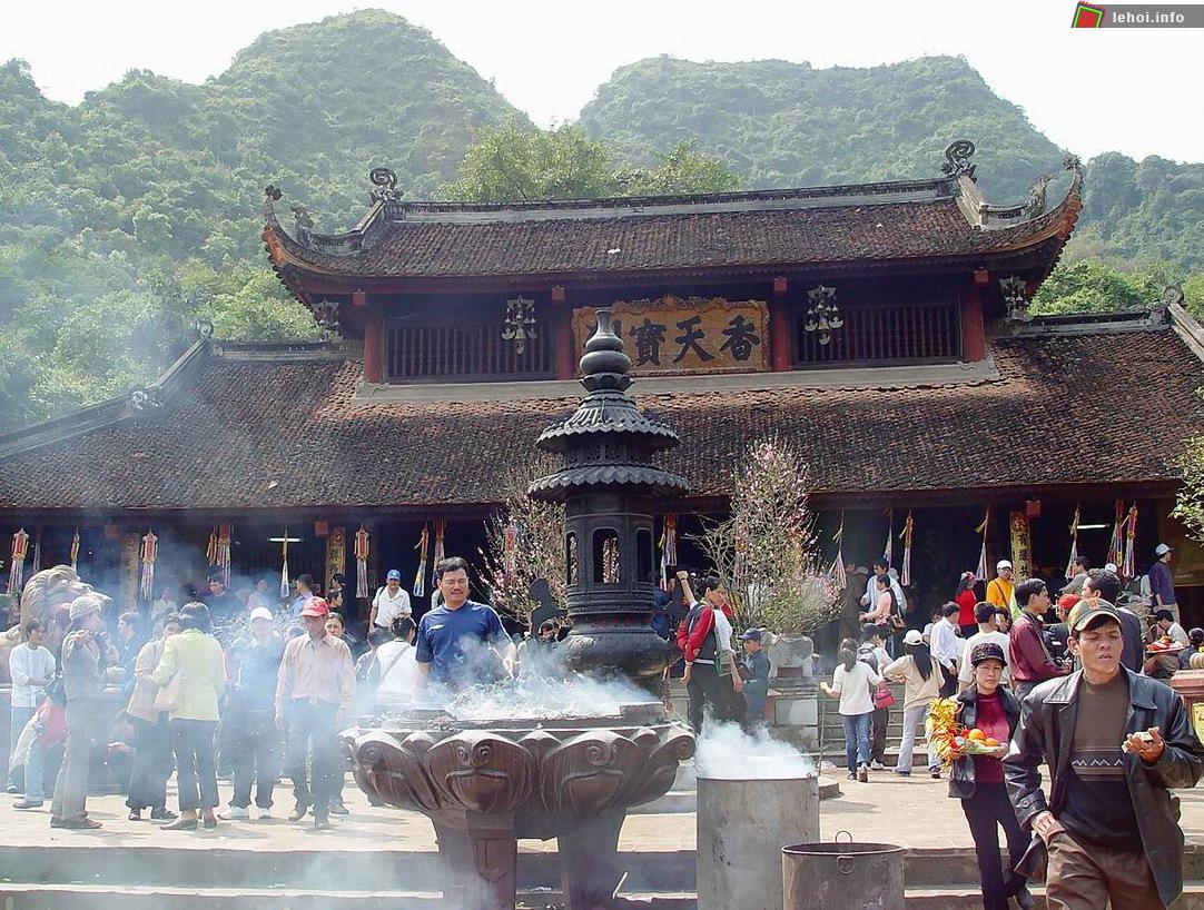 Hàng năm cứ vào dịp lễ hội chùa hương lại có hàng triệu khách thập phương và Phật tử về Chùa Hương dự hội