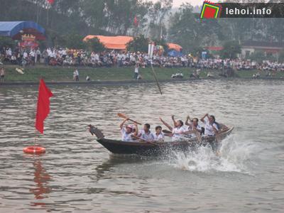 Hội đua thuyền trong lễ hội Vua Mai Thúc Loan