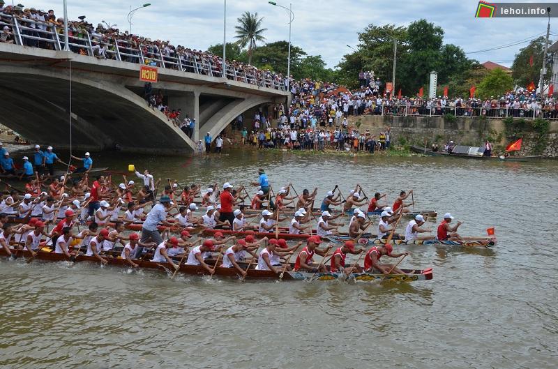 Đua thuyền là nét đẹp văn hóa của người dân Lệ Thủy trong ngày Tết Độc lập