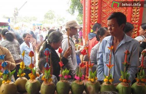 Nghi thức cúng dừa tại lễ hội