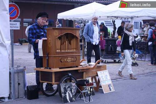 Lễ hội đồ cổ “fête de la brocante” ở ngôi làng Le Landeron, Thụy Sĩ ảnh 4