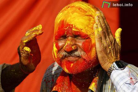 Người đàn ông cảm thấy rất hạnh phúc khi được ném phẩm màu tại Đền lễ Holi