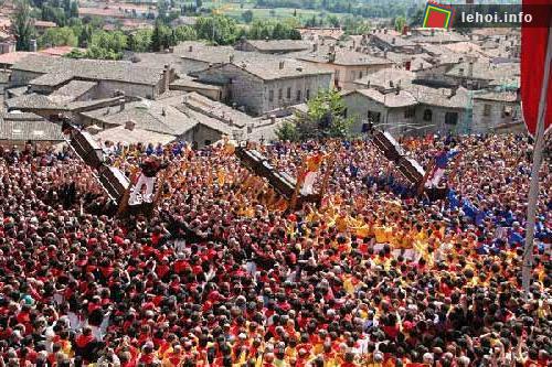 Lạ kỳ lễ hội rước nến Gubbio, nước Ý. ảnh 3