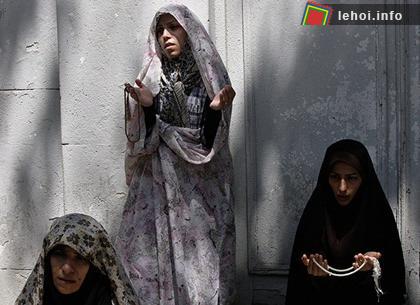 Những người phụ nữ Iran đang cầu nguyện trong tháng Hồi Giáo Ramadan diễn ra tại thủ đô Tehran 