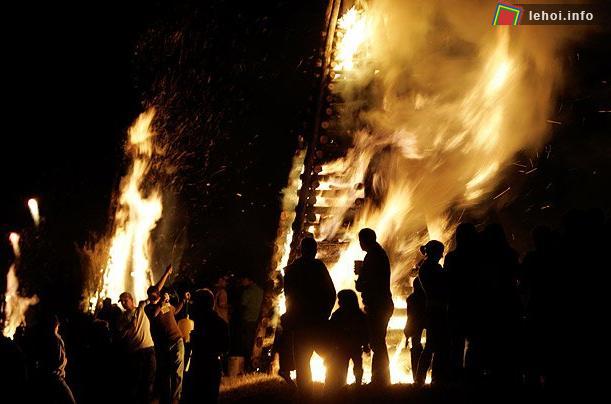 Những đứa trẻ tại Louisiana , đất nước Mỹ thường đốt những đống lửa rất to ở bên bờ sông vào mỗi dịp Giáng sinh để cho ông già Noel có thể tìm thấy nhà của mình. (Ảnh: AP) 