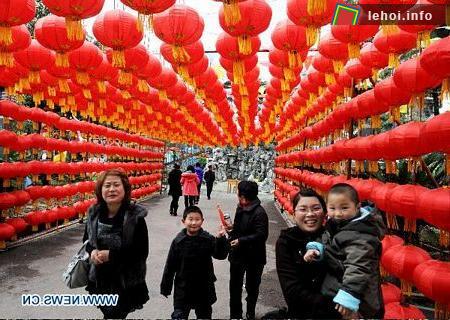 Theo quan niệm của người Trung Quốc, đèn lồng xua đuổi ma quỷ và mang lại bình yên cũng như hạnh phúc cho mọi nhà.