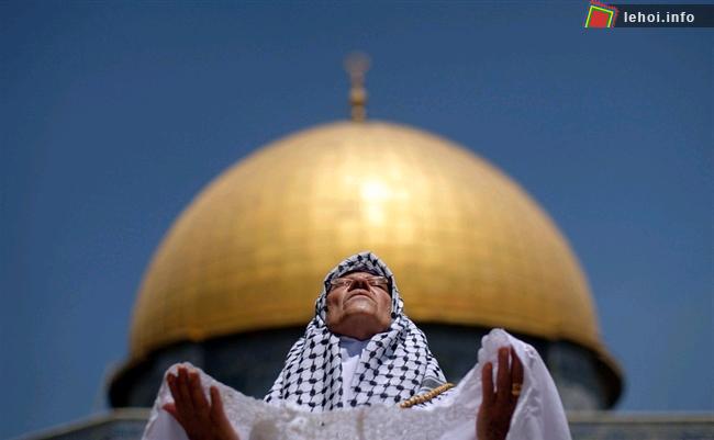 Một tín đồ Hồi giáo người Palestin đang cầu nguyện ở trước nhà thờ Hồi giáo Al-Aqsa tại thành phố Jerusalem’s Old City. 