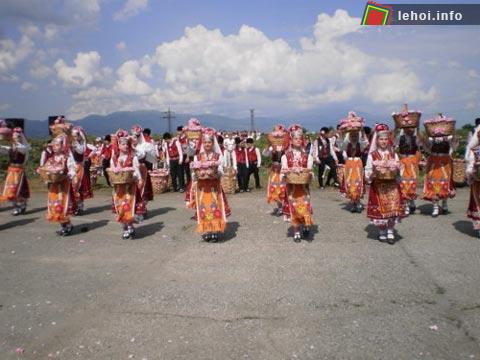 Các chàng trai và cô gái xinh đẹp nhảy múa, hát ca chào mừng Nữ hoàng Hoa hồng. Bàn tay họ nâng các lẵng hoa vừa hái, nhảy múa những điệu múa dân tộc để chúc mừng mùa hoa. 