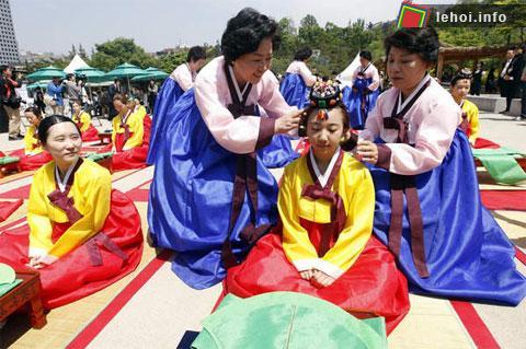 Trong buổi lễ, các cô, các cậu thiếu niên diện những bộ trang phục truyền thống Hanbok và thực hiện các nghi lễ cổ truyền.    
