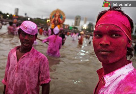 Những tín đồ Hindu sơn mặt màu đỏ trong festival Ganesh Chaturthi tại Mumbai, Ấn Độ. 