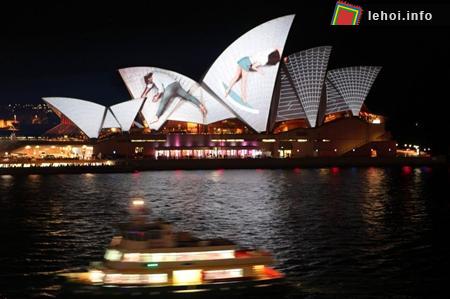 Ghép hình 3D lên những cánh buồm của Nhà hát Opera Sydney. Ảnh Urbanscreen