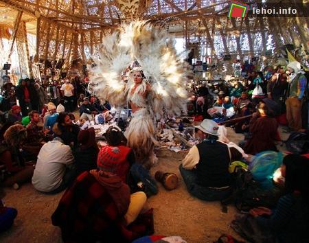 Biểu diễn nhảy Samurai lúc mặt trời lên trong đại nhạc hội nằm trong khuôn khổ Burning Man