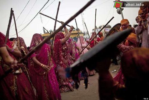 Ấn tượng lễ hội Lathmar Holi tịa Ấn Độ. ảnh 4