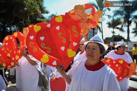 Những người phụ nữ lớn tuổi cũng hòa mình vào không khí của ngày lễ Valentine khi tham dự vào cuộc diễu hành mang tên Old Love tại Guatemela, hôm 11 tháng 2. Ảnh: AFP . 