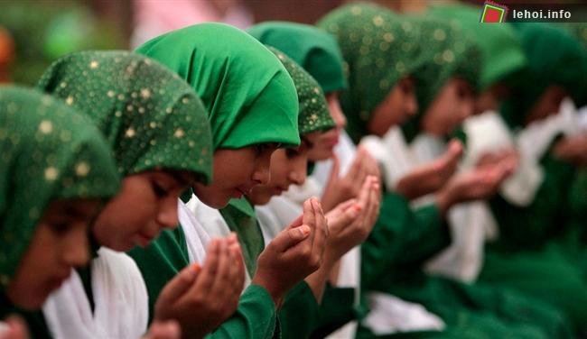 Những cô gái Hồi Giáo đang cầu nguyện trước khi dùng bữa tối Iftar trong tháng lễ Ramadan, tại vùng ngoại ô thành phố Jammu , Ấn Độ. 