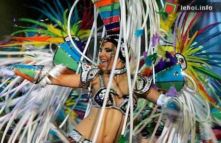 Trang phục bắt mắt của một cô gái trong lễ hội carnival tại thành phố Santa Cruz de Tenerife, Tây Ban Nha. Ảnh: AFP/Getty. 