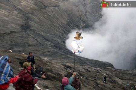 Vào ngày thứ 14 - ngày cao điểm của lễ hội, họ sẽ tập trung lại miệng núi lửa Bromo để cầu nguyện thần núi mang đến may mắn