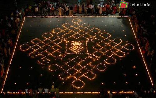 Các tín đồ đạo Hindu của Ấn Độ đồng loạt thắp đèn trong lễ hội Diwal. Một thiếu nữ xinh đẹp ngồi giữa những ngọn đèn sáng lấp lánh trong lễ hội Diwali.