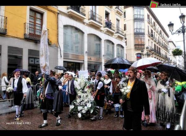 Người dân mộ đạo mang hoa tới Zaragoza.