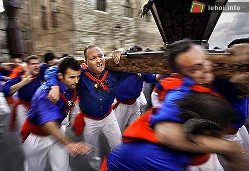 Lạ kỳ lễ hội rước nến Gubbio, nước Ý. ảnh 5