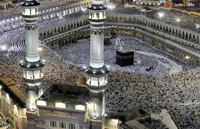 Hàng ngàn tín đồ Hồi giáo đã  tập trung tại nhà thờ lớn tại thánh đường Hồi giáo Mecca .  