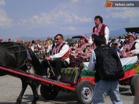 Chuyến xe ngựa chở những người lớn tuổi ở trong làng đi thu gom hoa hồng.   