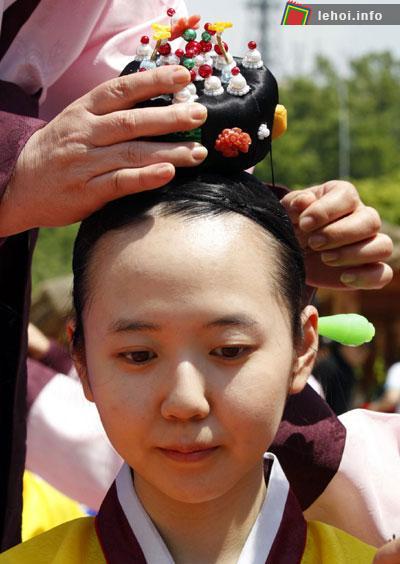 Trong khi đó, các cố gái thì sẽ búi tóc ở đằng sau và cài thêm một chiếc trâm để trang trí và đầu đội một chiếc mũ cô dâu truyền thống.    