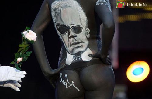 Hình nhà thiết kết Karl Lagerfeld trên lưng một người mẫu.