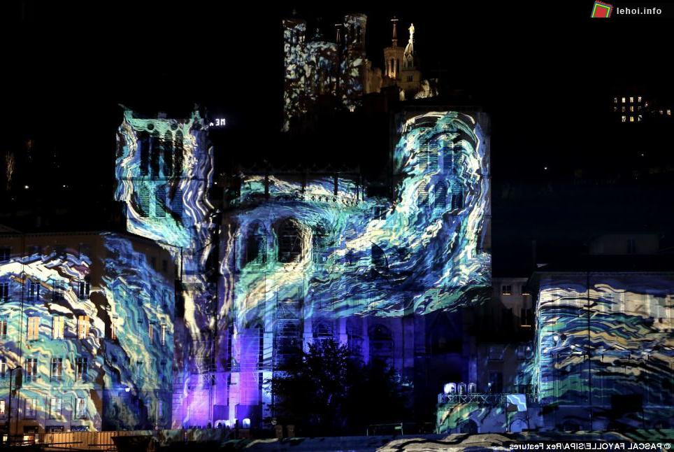 Toàn cảnh thành phố Lyon rực sáng huyền ảo trong đêm lễ hội ánh áng, các tòa nhà được chiếu sáng bằng công nghệ cao, tạo nên một ảo giác mạnh cho những người xem tựa như có một dòng thác hung dữ như muốn nuốt chửng toàn bộ ngôi nhà.     