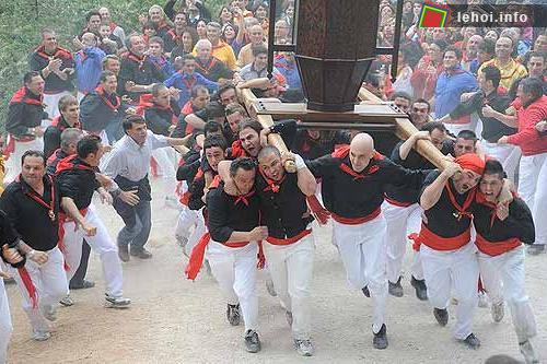 Lạ kỳ lễ hội rước nến Gubbio, nước Ý. ảnh 6