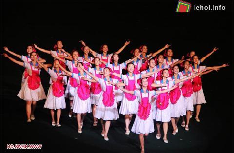 Các cô gái Triều Tiên trong một màn múa tập thể. 