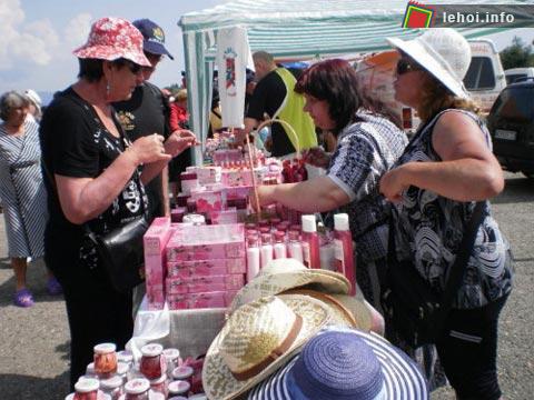 Một quầy bán các sản phẩm được chế biến từ tinh dầu hoa hồng như nước rửa mặt, nước hoa, sữa tắm, dầu gội đầu, 