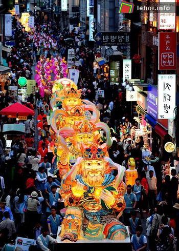 Đông đảo người dân đổ ra đường phố tại Seoul để tham gia vào các hoạt động chào mừng Phật đản 