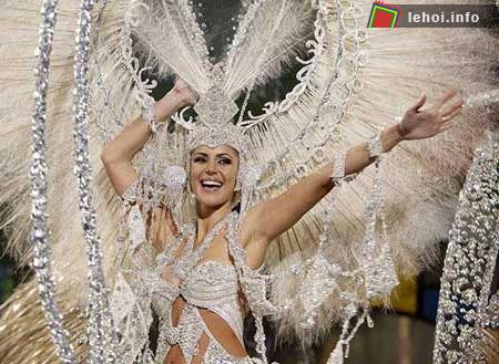 Cô Carmen Murias thể hiện niềm vui sau khi được bầu chọn là nữ hoàng Carnival tại Las Palmas, Tây Ban Nha. Ảnh: EPA