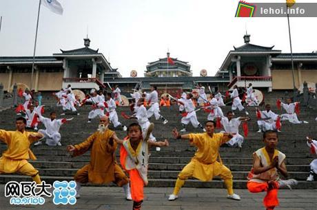 Tổng cộng, đã có hơn 60.000 võ sinh và võ sĩ biểu diễn kungfu trên những con đường dẫn tới khu vực chùa Thiếu Lâm. 