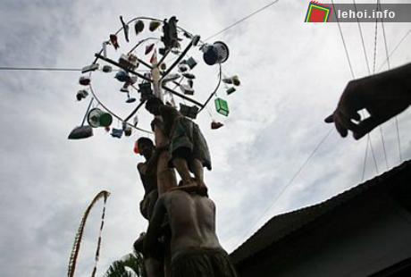 Đặc sắc chùm ảnh lễ hội trèo cây cau bôi mỡ tại Indonesia ảnh 6