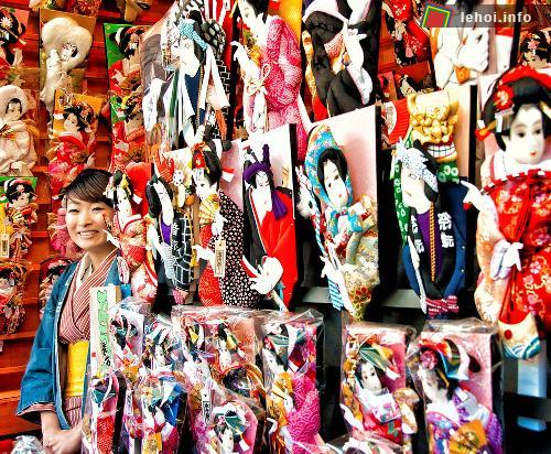 Bạn có thể mua chiếc vợt gỗ trang trí cầu kỳ tại các cửa hàng đặt trong khuôn viên Sensoji về làm quà.