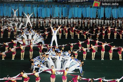 Arirang được tổ chức thường niên vào tháng 8 và tháng 9. Lễ hội sẽ kết thúc vào ngày 9 tháng 9, Quốc khánh Triều Tiên.