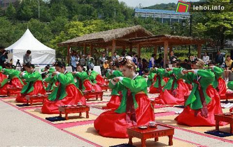 Vào cuối buổi lễ, các thanh thiếu niên ở Hàn Quốc cũng đến thăm các đền thờ để thông báo với trời đất về việc đã trở thành một thành viên có trách nhiệm của xã hội.    