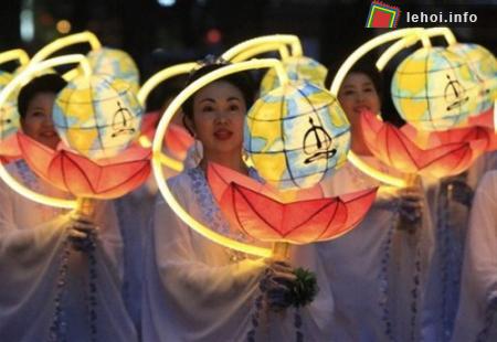 Phật tử tại Hàn Quốc cầm theo đèn lồng trong lễ hội đèn lồng tổ chức tại điện Chogye ở Seoul