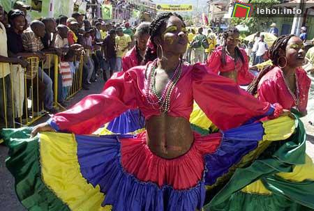 Nhóm thiếu nữ khoe những bộ trang phục sặc sỡ trên đường phố ở thị trấn Jacmel, Haiti . Ảnh: AFP/Getty. 