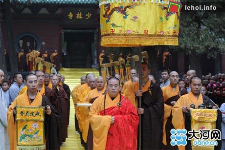 Ở trên cửa dẫn vào chùa Thiếu Lâm, trụ trì Thích Vĩnh Tín dẫn đầu đoàn nhà sư để đón chào những vị khách tới tham dự lễ hội. 