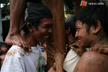 Đặc sắc chùm ảnh lễ hội trèo cây cau bôi mỡ tại Indonesia ảnh 8