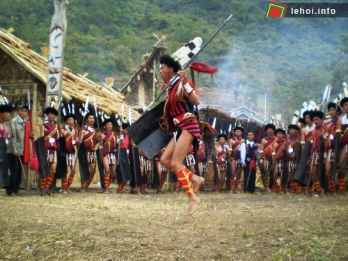 Các vũ công với trang phục chiến binh biểu diễn tại Nornbill Festival trên cao nguyên Nagaland.