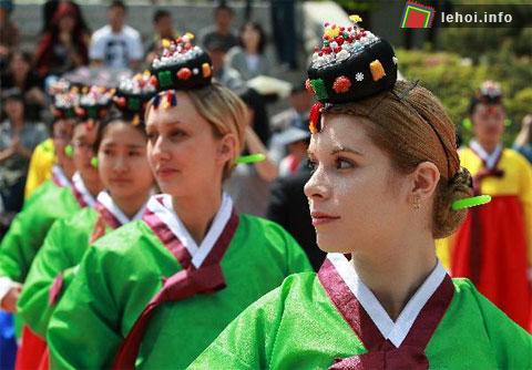 Họ cũng cảm thấy rất hào hứng với nghi lễ đánh dấu sự trưởng thành của mình theo phong tục truyền thống tại phương Đông.