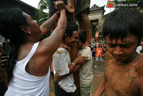 Đặc sắc chùm ảnh lễ hội trèo cây cau bôi mỡ tại Indonesia ảnh 9