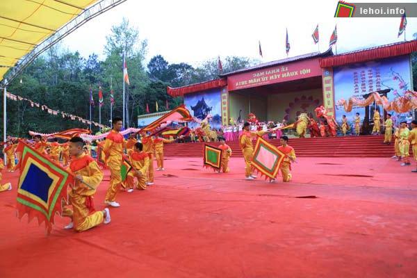 Màn biểu diễn múa truyền thống trong lễ khai mạc
