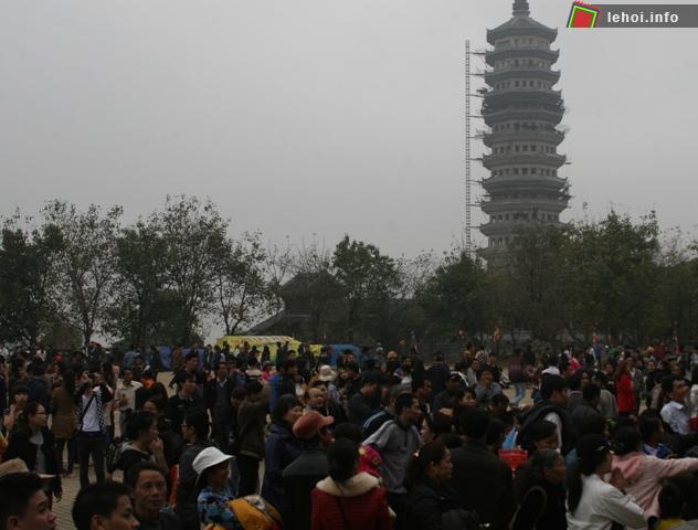 Hàng nghìn du khách đổ về với lễ hội chùa Bái Đính