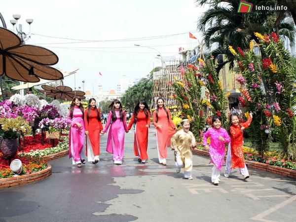 Lễ hội Thành phố Hồ Chí Minh đón chào năm mới 2014 diễn ra tại Công viên 23/9, quận 1 kéo dài từ ngày 27/12/2013 đến 1/1/2014.